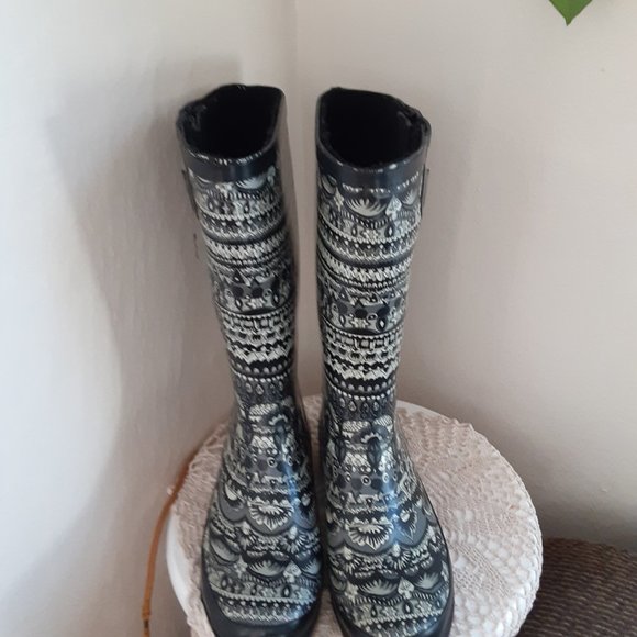 Rainboots with peace signs black and white size 8 - Picture 2 of 5